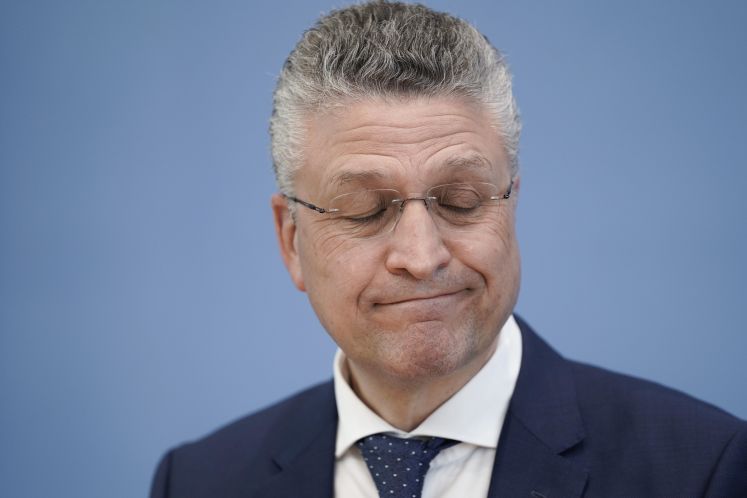 Lothar Wieler mit geschlossenen Augen