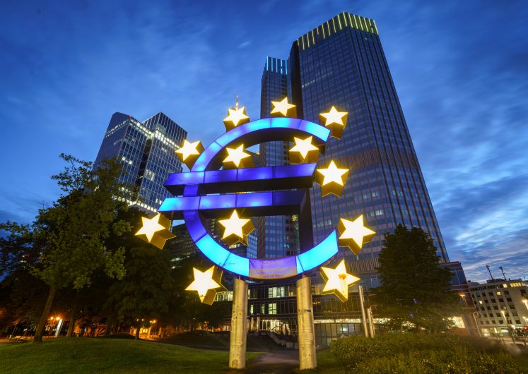 Euro-Symbol vor der ehemaligen Zentrale der EZB
