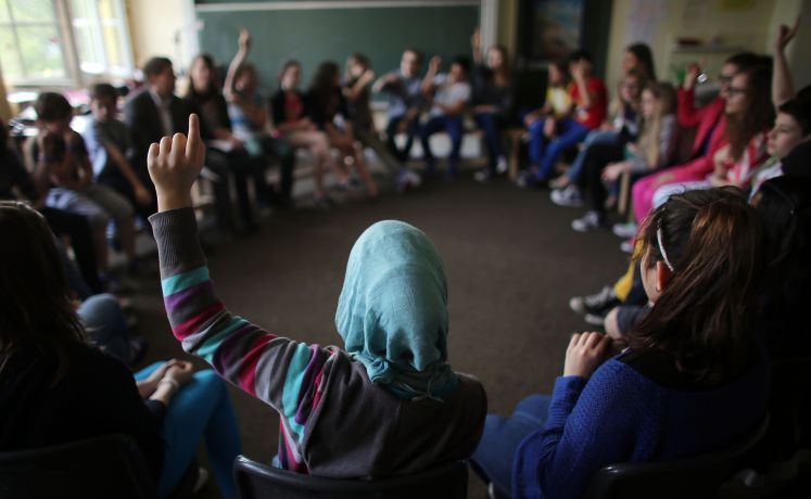 Schülerin mit Kopftuch