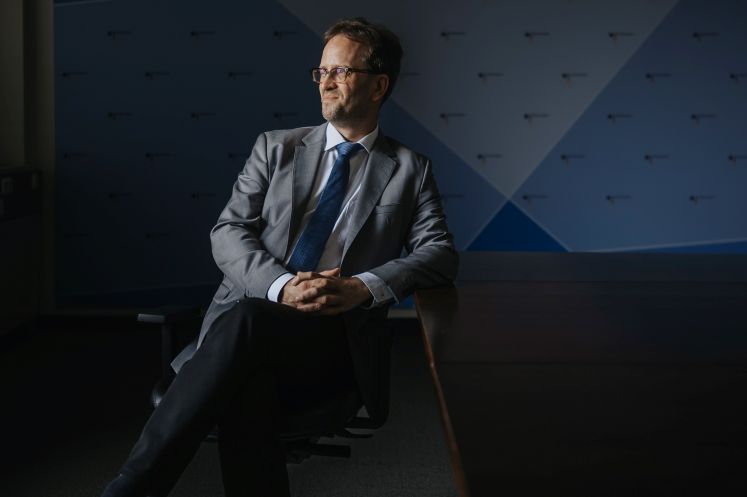 Klaus Müller auf einem Drehstuhl sitzend