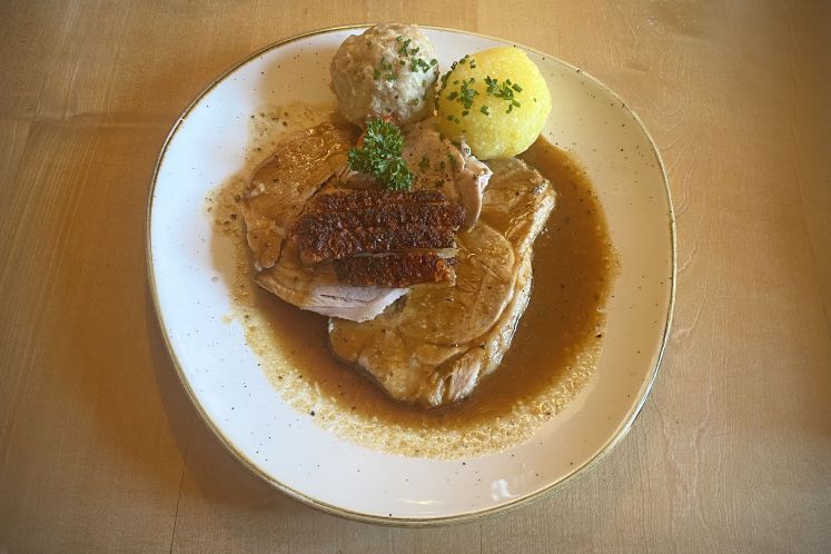 Schweinebraten mit Knödeln