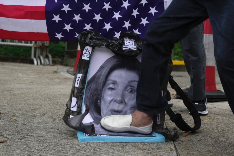 Pro-China-Demonstranten treten vor der US-Botschaft in Hongkong auf ein Bild von Nancy Pelosi