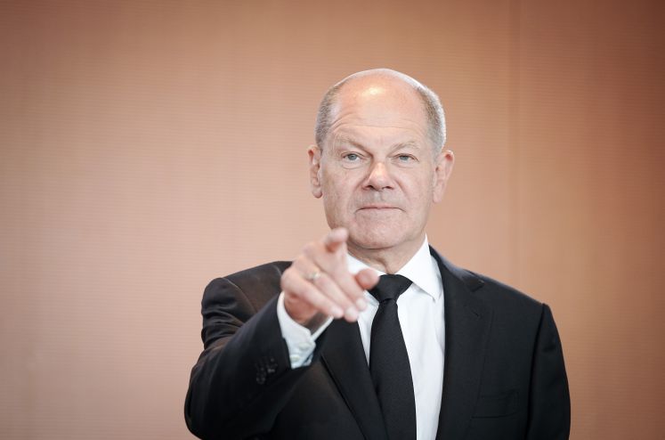 Olaf Scholz zeigt mit dem Finger in die Kamera