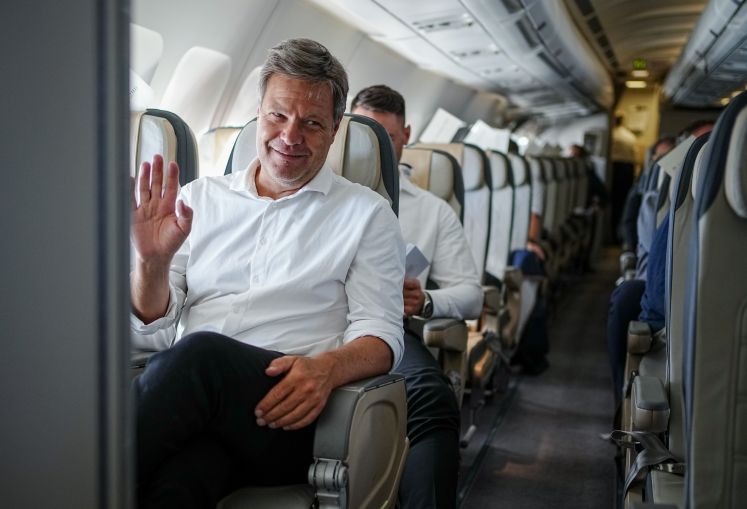 Robert Habeck im Regierungsflieger