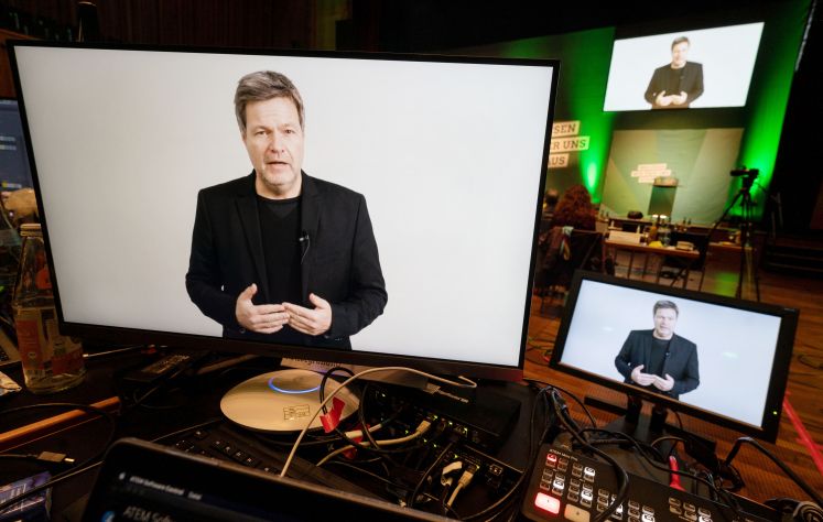 Robert Habeck auf TV-Monitoren