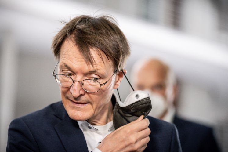 Gesundheitsminister Karl Lauterbach nimmt sich die Maske ab
