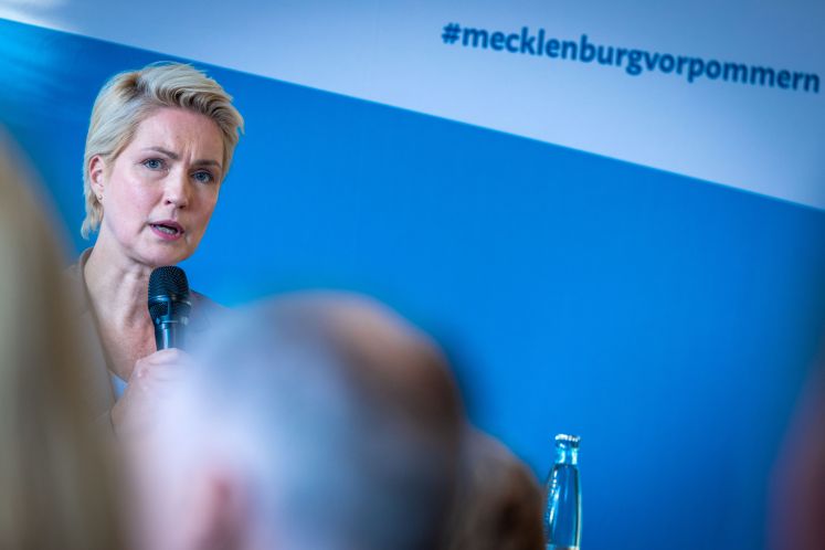 Manuela Schwesig am Mikrofon