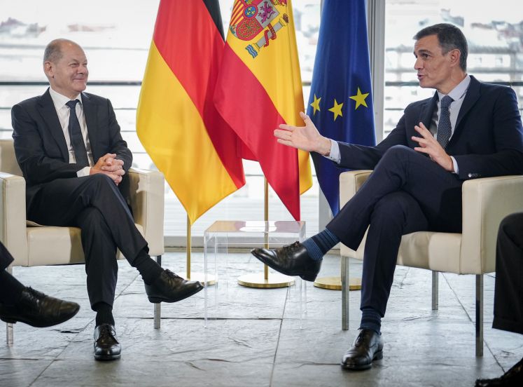 Pedro Sánchez (r), Ministerpräsident von Spanien, empfängt Bundeskanzler Olaf Scholz (SPD)