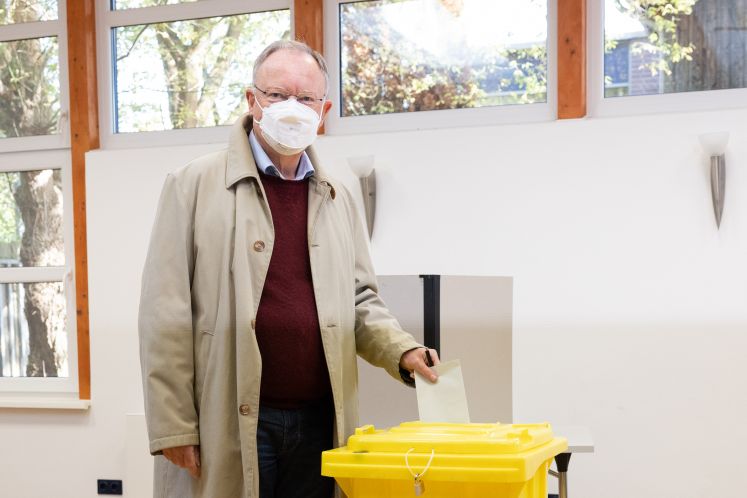 Stephan Weil (SPD), Ministerpräsident Niedersachsen, wirft seinen Stimmzettel in eine Wahlurne bei der Stimmabgabe für die Landtagswahl in Niedersachsen.