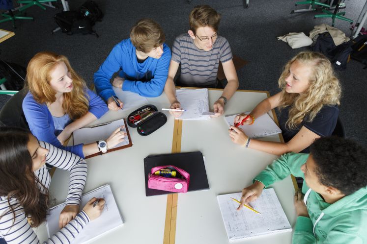 Schüler lernen in einem Klassenzimmer