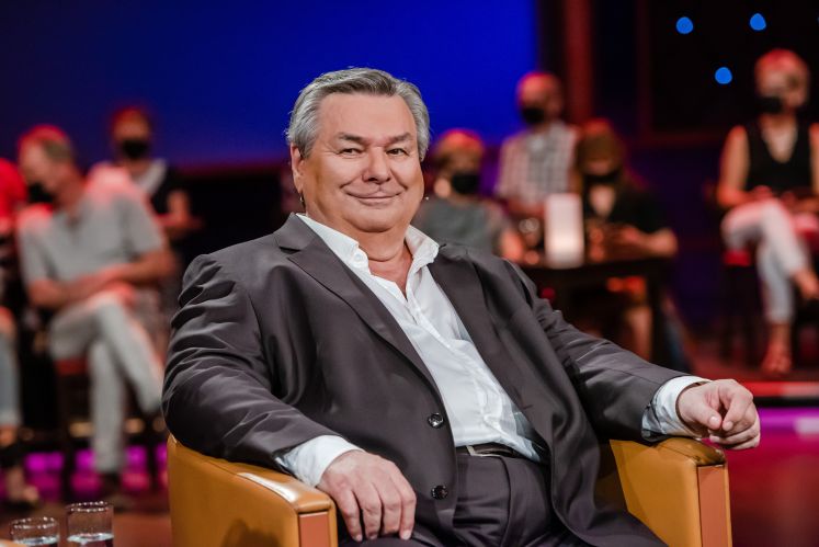 Waldemar Hartmann sitzt im Sessel in einer Talkshow