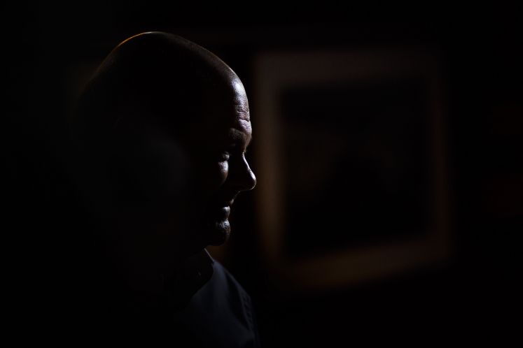 Olaf Scholz' Silhouette im Dunkeln
