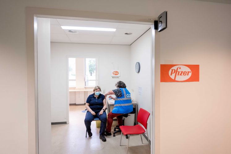 Eine Patientin lässt sich gegen Corona impfen