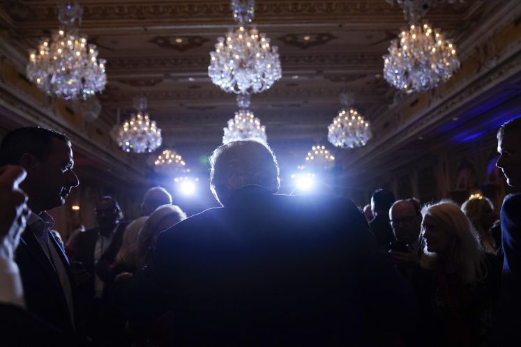 Donald Trump von hinten fotografiert, wie er durch eine Menge schreitet