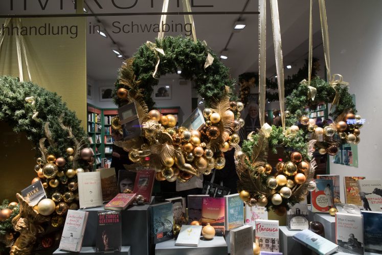 Blick ins weihnachtliche Schaufenster einer Buchhandlung