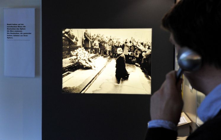 Bild des Kniefalls von Willy Brandt im Historischen Museum in Hannover / dpa