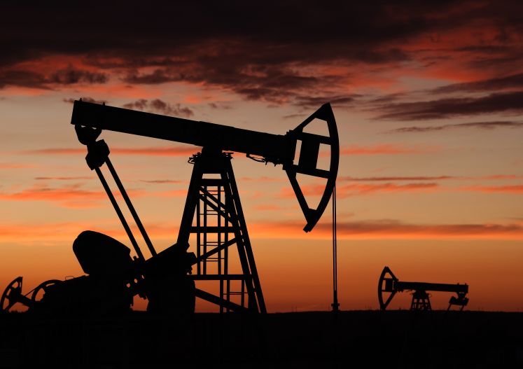 Russische Ölpumpen bei Dämmerung