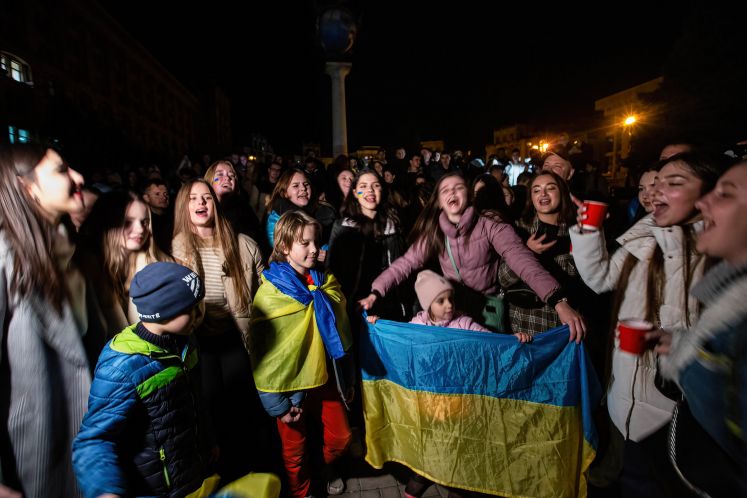 Ukrainer feiern die Befreiung Khersons von den russischen Besatzern