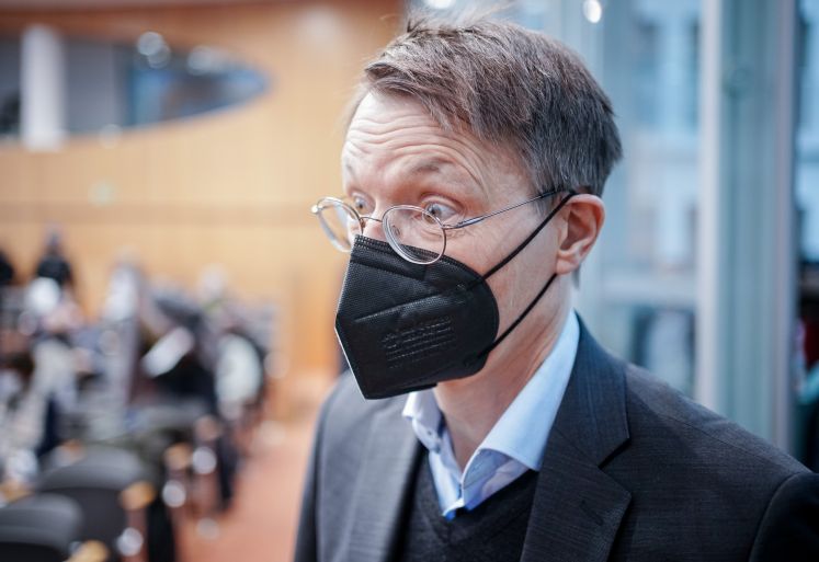 Karl Lauterbach (SPD), Bundesminister für Gesundheit, kommt zur Pressekonferenz für Vorstellung der Reformvorschläge für die Krankenhausversorgung. 