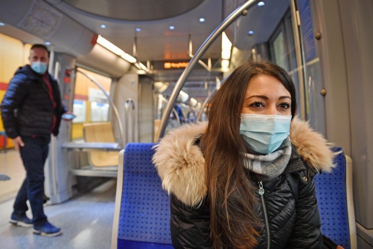 U-Bahn-Passagiere mit medizinischer Maske