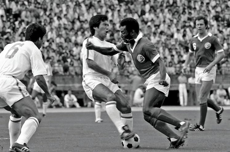 Pelé im Zweikampf mir einem Gegenspieler