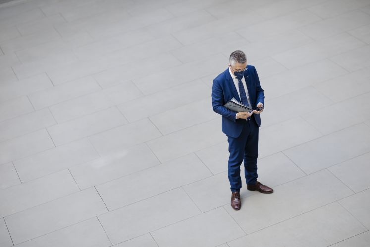 Lothar H. Wieler auf einem offenen Platz