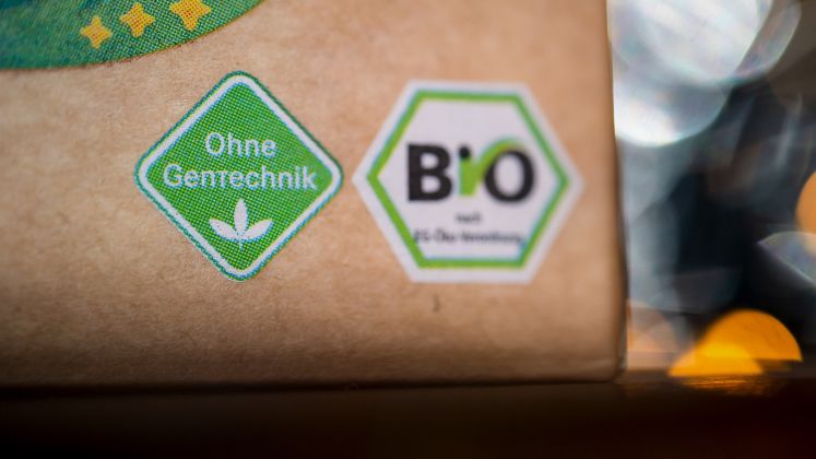 Das Logo „Ohne Gentechnik“ und das Deutsche Bio-Siegel sind auf einer Lebensmittelverpackung.