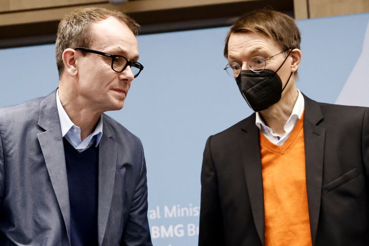 Karl Lauterbach  und Tom Bschor, Leiter der "Regierungskommission für eine moderne und bedarfsgerechte Krankenhausversorgung"