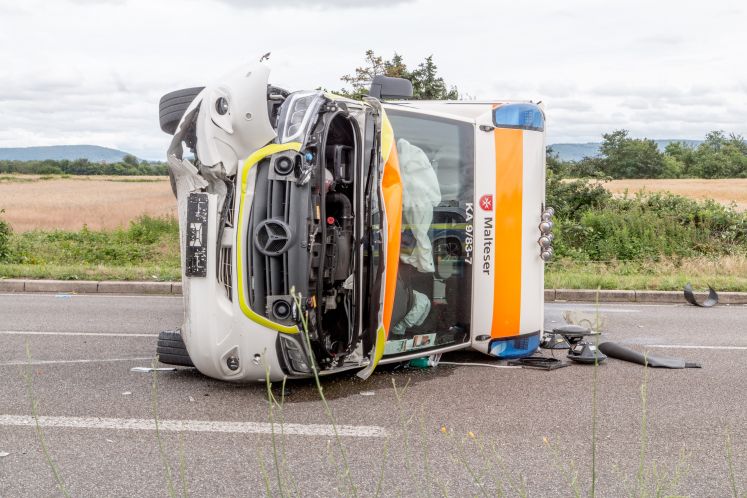 Rettungswagen liegt auf der Seite