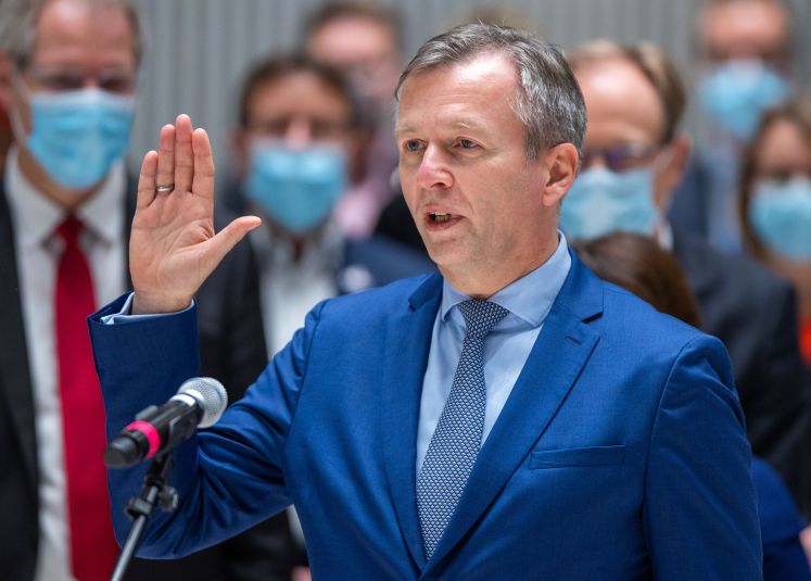Heiko Geue (SPD), Finanzminister von Mecklenburg-Vorpommern, legt im Landtag von Mecklenburg-Vorpommern seinen Amtseid ab.