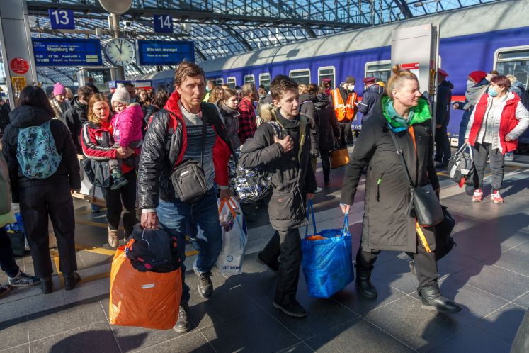 Ankommende Flüchtlinge an einem Bahnhof