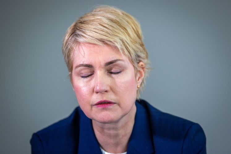 Manuela Schwesig (SPD), die Ministerpräsidentin von Mecklenburg-Vorpommern, sitzt bei einer Pressekonferenz zum Arbeitsmarkt in Mecklenburg-Vorpommern. 