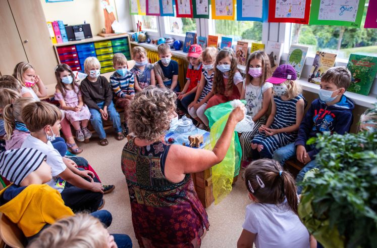 Schuklasse mit Masken 