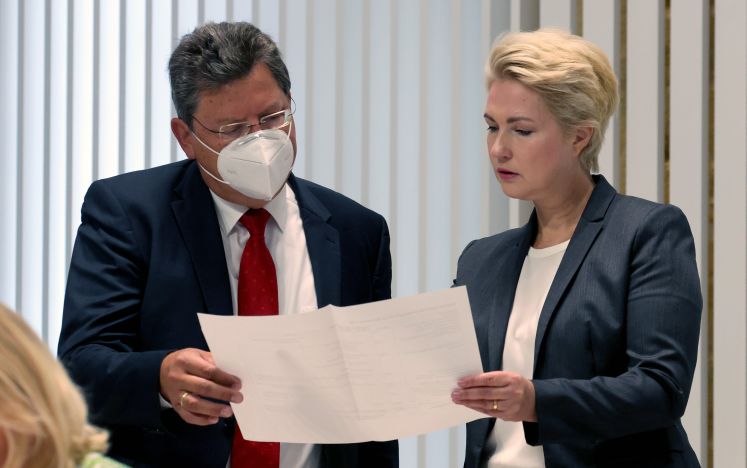 Reinhard Meyer, Wirtschaftsminister von Mecklenburg-Vorpommern, und Ministerpräsidentin Manuela Schwesig