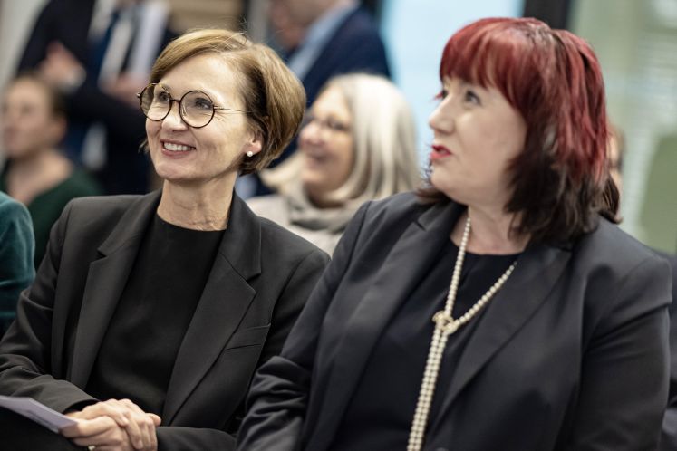 Berlins sozialdemokratische Bildungssenatorin Astrid-Sabine Busse (rechts) und Bundesbildungsministerin Bettina Stark-Watzinger (FDP)