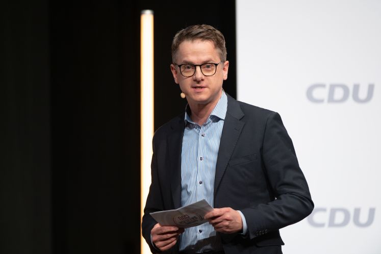 Carsten Linnenmann, CDU Politiker, redet auf einer Bühne