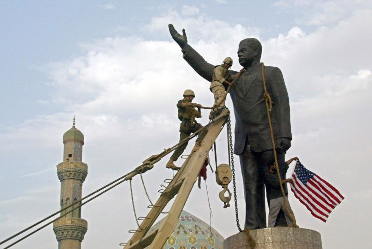 Bilder aus der Vergangenheit? US-Marines entfernen 2003 ein Denkmal von Saddam Hussein