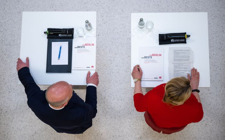 Franziska Giffey (SPD, r), Regierende Bürgermeisterin von Berlin, und Kai Wegner