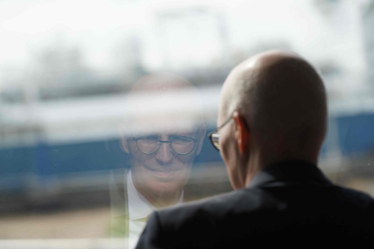 Peter Tschentscher (SPD), Erster Bürgermeister und Präsident des Senats der Freien und Hansestadt Hamburg, schaut nach der Pressekonferenz nach der gemeinsamen Kabinettssitzung der Landesregierungen von Schleswig-Holstein und Hamburg aus einem Fenster im Verwaltungsgebäude von Brunsbüttel Ports. 