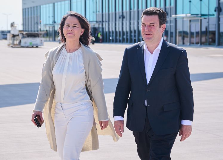 Baerbock und Heil am Flughafen