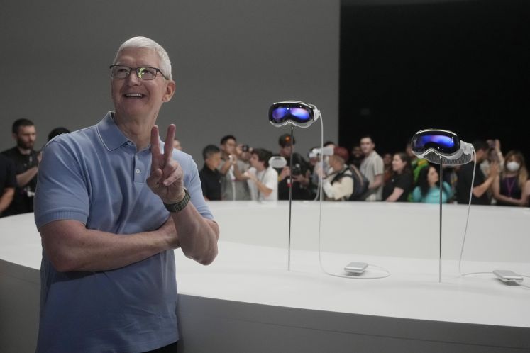 Tim Cook Vision Pro