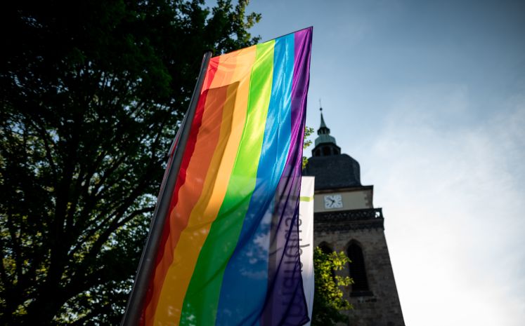 Regenbogenfahne vor der Kirche