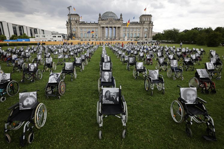 Die Aktionsgruppe NichtGenesen hat Rollstühle vor dem Bundestag positioniert.