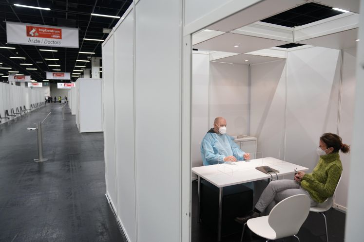 Arzt Patienten Gespraech und Aufklaerung im Vorfeld der Corona Impfung