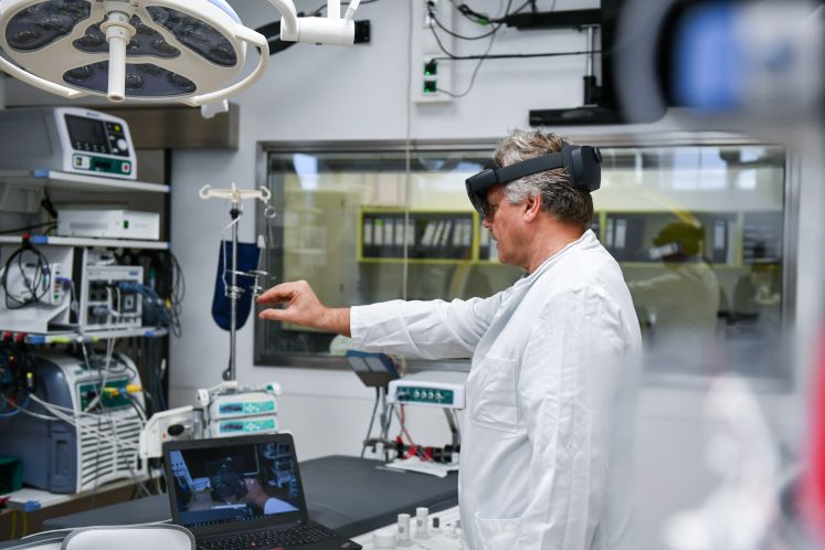 Arzt testet eine Mixed-Reality-Brille