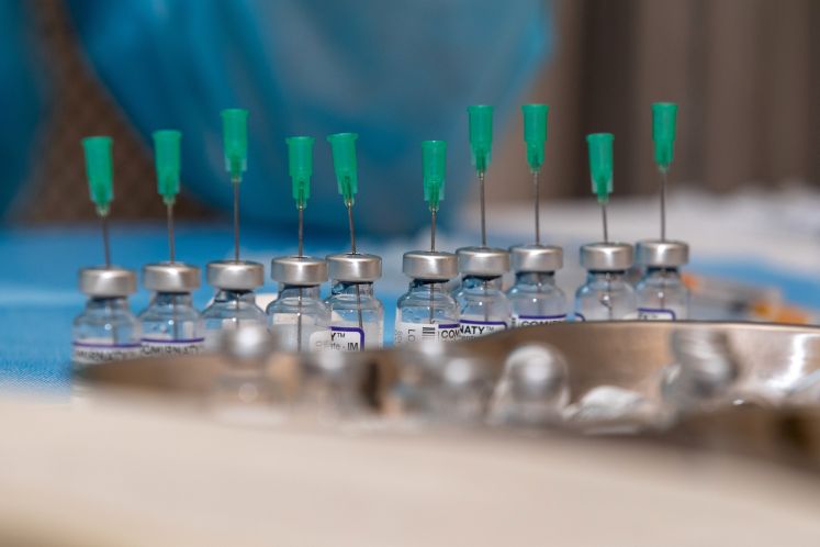 Mehrere kleine Flaschen Comirnaty stehen zur Impfung bereit. Doch was ist eigentlich drin? / dpa