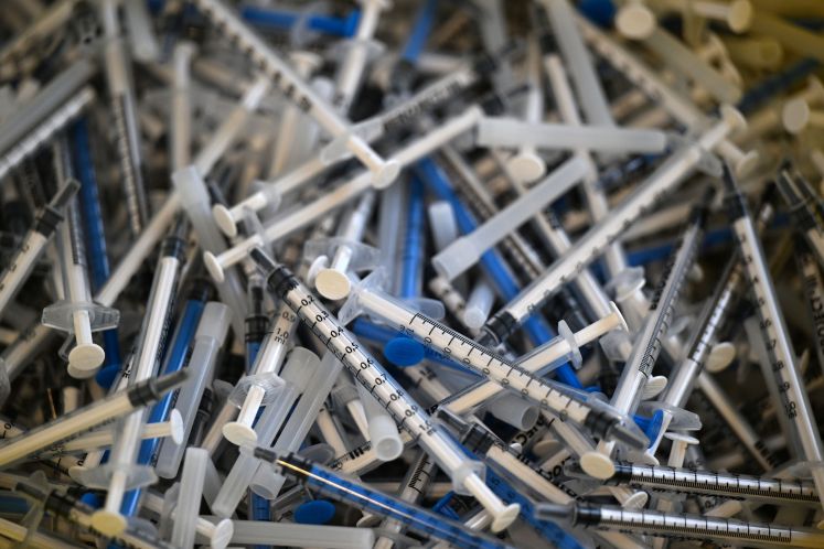 Verbrauchte Spritzen für die Impfung / dpa