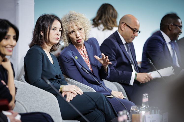 Annalena Baerbock, Bundesaussenministerin, aufgenommen im Gesprach mit Jennifer Morgan, Staatssekretaerin und Sonderbeauftragte fuer internationale Klimapolitik im Auswaertigen Amt, im Rahmen des 14. Petersberger Klimadialog im Auswaertigen Amt. Berlin, 02.05.2023. picture alliance / photothek