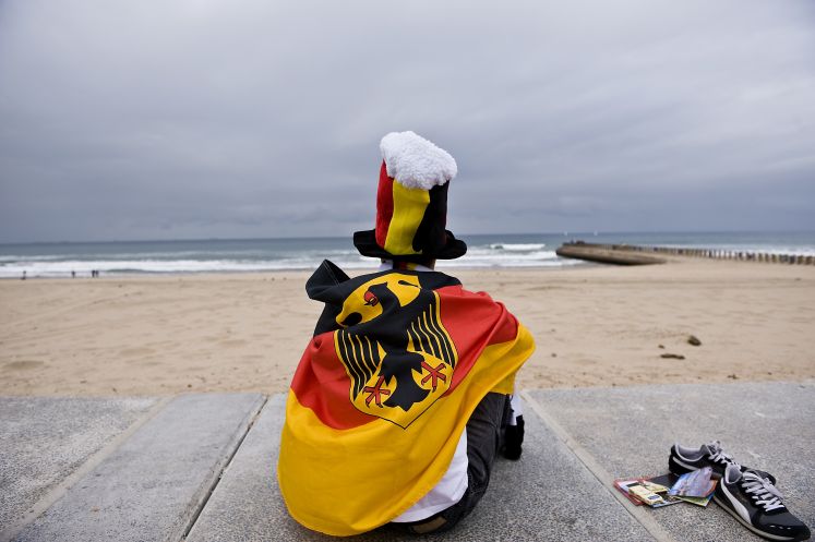 Deutscher Fußballfan schaut auf die Nordsee