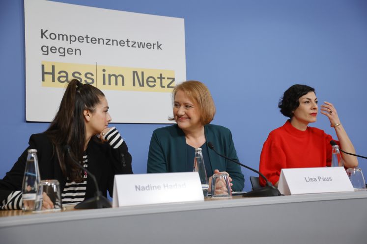 Nadine Hadad, Reporterin, Lisa Paus, Bundesministerin für Familie, Senioren, Frauen und Jugend, Elena Kountidou, Geschäftsführerin Neue deutsche Medienmacher*innen